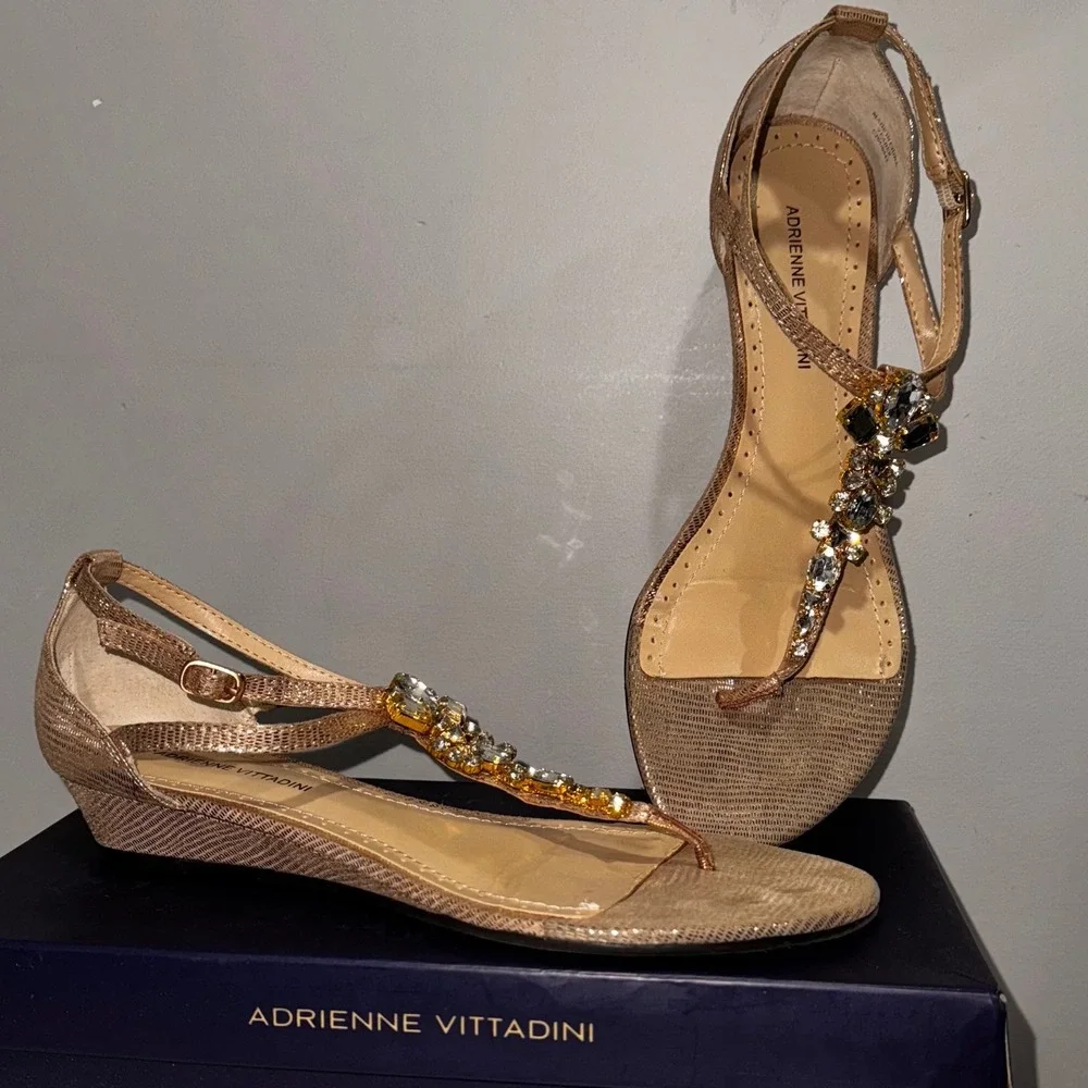 Adrienne Vittadini Shimmer Lizard Print Jeweled Thong Wedge Sandals 7.5 w‎ box